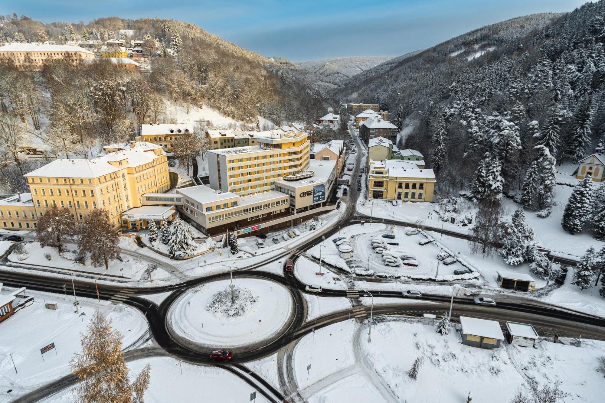 Hotel Luzice ياخيموف المظهر الخارجي الصورة